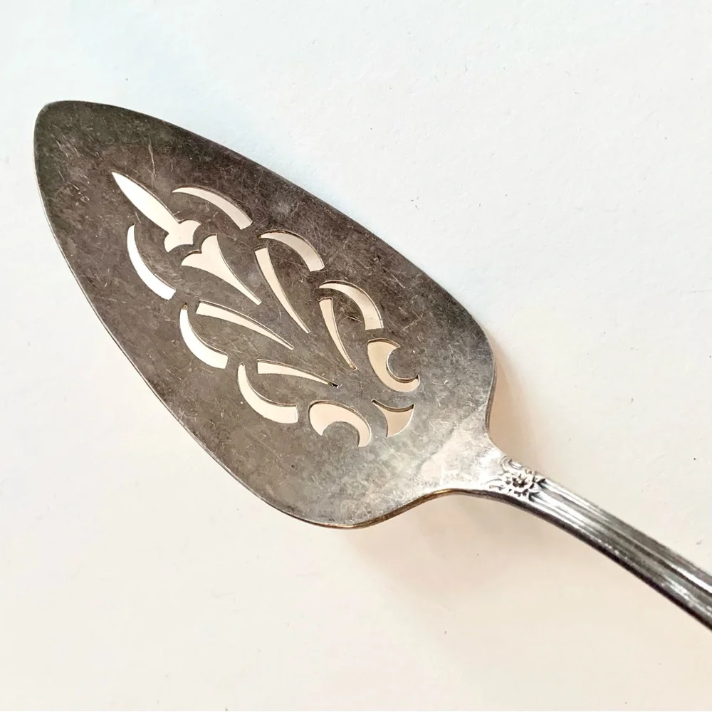 Rogers Bros Daybreak Elegant Lady Silverplate Cake Server International Silver